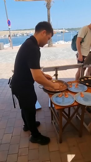 Disfruta frente al mar #fornells #menorca #restaurantesfornells #seafood | Restaurante el pescador Fornells