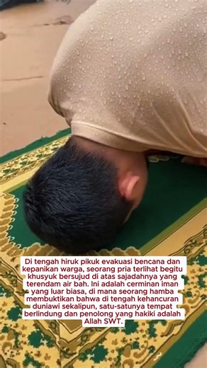 HANYA ALLAH tempatnya berserah diri, sujudnya di tengah banjir membuat hati ini luluh #viral