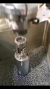 This video #technology #factory #electronics shows an industrial machine assembling a ball bearing. You can see an automated mechanism precisely placing the balls around a cylinder, a typical process in the manufacturing of bearings used in various mechanical and industrial applications. | Electronique & Electricité