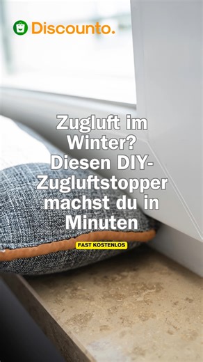 Discounto on Instagram: "❄️🚪 DIY Zugluftstopper aus Alltagsmaterialien – schnell, günstig & effektiv! 🧦✨ Kalte Füße im Winter? Muss nicht sein! Mit diesem einfachen DIY-Zugluftstopper blockierst du kalte Luft an Türen & Fenstern – ganz ohne teure Spezialprodukte. Alles, was du brauchst, hast du meist schon zuhause oder bekommst es super günstig. 🤩❄️ ✨ So baust du den Zugluftstopper: ✔️ Altes Handtuch, Stoffrest oder lange Socke nutzen ✔️ Mit Reis, Sand oder Körnern befüllen ✔️ Enden zubinden 
