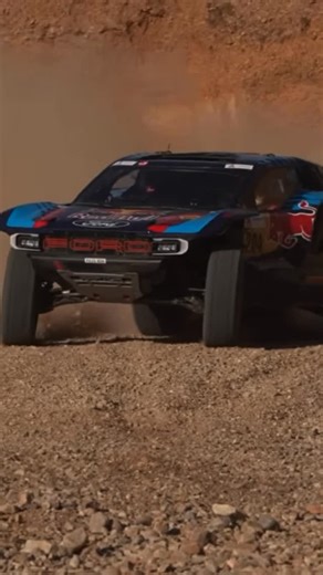 MennemTV on Instagram: "Die Rallye Dakar 2026 – das härteste Rennen der Welt! 🏜️ 13 Etappen, 8.000 km und über 5.000 km Wertungsprüfungen, die die Fahrer an ihre Grenzen bringen. Was erwartet uns in Saudi-Arabien, dem neuen Zuhause der Dakar seit 2008? In diesem Video gehen wir auf alles ein: die extremen Bedingungen in der Wüste, die beeindruckenden Fahrzeuge von Dacia, Toyota und Ford, sowie die Klassensieger in den verschiedenen Kategorien wie Lkw, Mopeds und Quads. Natürlich werfen wir auch
