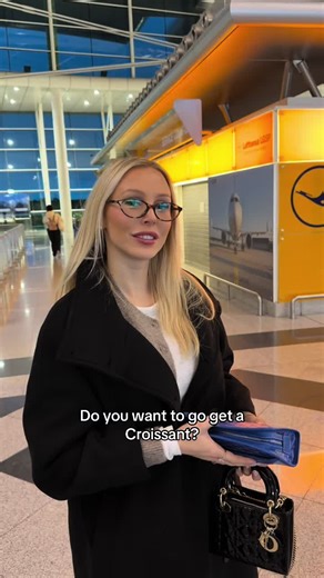 Emily et le Croissant : Une Aventure Gourmande