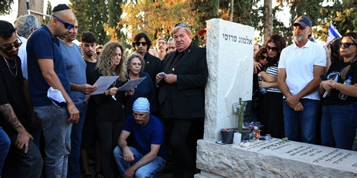 Après le retour des otages vivants, Israël enterre ses morts dans la douleur et la colère