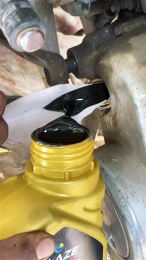 Agar CD 70 ka engine seal ho jaye…✔ Repair?✔ Change?✔ Ya bike bech dein? 😂Comment karo 👇. #C#CD70foryoupage❤️❤️ #B#BikeLifeP#PakistaniBikerminivlogg