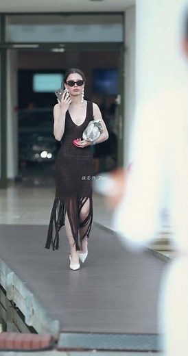 Capturing the confidence and curves of Budapest Fashion Week — where every step is fashion. 💃