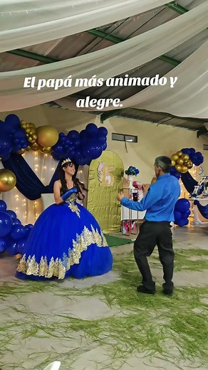 Celebraciones alegres en los quince años de su hija