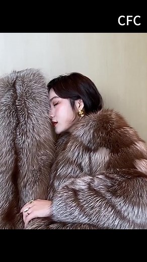 The new long fox fur coat made by our factory from the whole fox skin comes with a scarf of the same color, which makes the fur coat look fuller and can bring you more warmth. Of course, if you don't want more, you can also wear only one coat, which will be more lightweight. This will satisfy many of your needs. The fox fur scarf has been thickened and widened to shield you from the cold air, and can cover you like a hat, ensuring that you don't feel cold in winter.#customfur #foxfur #foxfurcoat