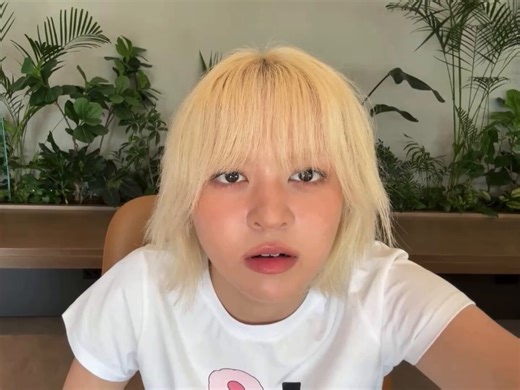 Lily responding to people stressing out about unrelated spam in the chat of her book & movie club, saying she will NOT looking at comments like that 😭 thank god she spoke up so yall can shut up