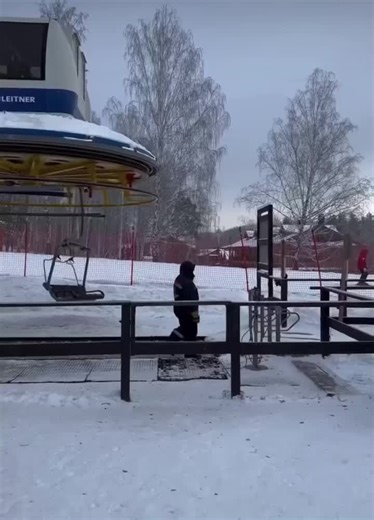 Make a discription for this clip! 😂👇 #snowtrip #snowboarding #snowfun #snowboardingtiktok #snowalps #snower #snowsnow #snow #sunsetsnow #colddays