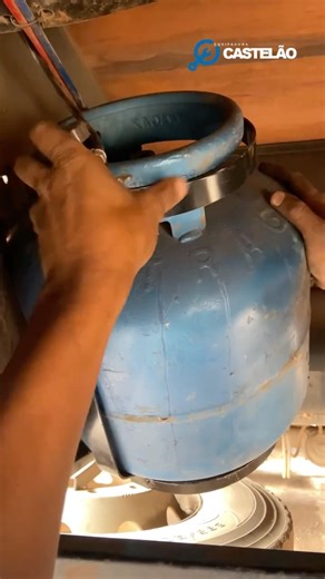 EQUIPADORA CASTELÃO on Instagram: "🚛🔧⛽️🍳🚰🛞🪟 Resumo de alguns serviços realizados durante a semana: • Instalação de suporte do botijão de gás • Instalação da caixa de cozinha em uma carreta sider • Troca do suporte de um galão de 50 litros • Instalação de lameiro em um carreta Vanderleia • Instalação da haste maior do limpador do parabrisa de um Constellation • Instalação de um lameirão em um baú • Instalação do suporte e borracha do vidro de um MB 1113 • Instalação de lameiro em um MB 1634