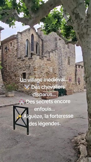 Aiguèze, c’est bien plus qu’un village perché — c’est un voyage à travers près de 2000 ans d’histoire. Forteresse médiévale imprenable, théâtre de légendes et de batailles oubliées, ce joyau perché sur les falaises des gorges de l’Ardèche nous invite à plonger dans un passé où chevaliers et secrets ancestraux règnent encore. Un lieu où le temps s’est arrêté, pour mieux nous conter son mystère. #villagemedieval #vieux #fyp #village #tik_tok #Gard