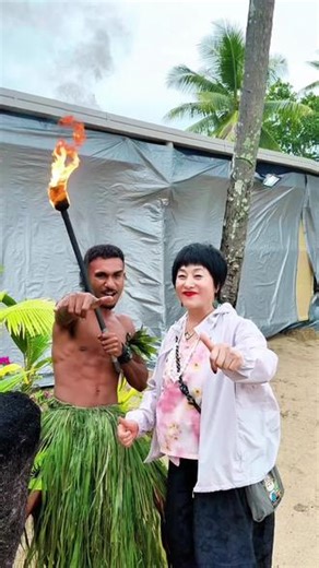 在斐济鲁滨逊岛夜游时，当地原住民为我们举行了最隆重的卡瓦迎宾仪式（Kava/Yaqona）。卡瓦由卡瓦胡椒根茎磨粉，用布包裹后在水中反复揉搓出汁，不含酒精，汤水浑浊呈土黄色，看似泥水或洗抹布的水，实则干净卫生。 仪式有严格礼仪：需双手捧椰子壳碗，单手接碗视为失礼；饮品要一饮而尽，不可小口抿，更不能拒绝、泼洒或面露嫌弃。当时我心里有些胆怯，便悄悄躲在队伍后面，看着其他人体验。 卡瓦是斐济的“