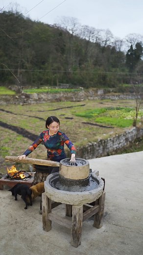 563K views · 18K reactions | 以石为料，古法炼金 | Using stone as material, ancient methods of alchemy【谢大炮】 #谢大炮 #非遗 #乡村守护人 #ChineseCulture #炼金 | 谢大炮 | Facebook
