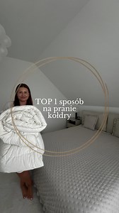 🧺 Kołdra puchowa jak nowa? 😍 Zobacz, jak wyprać ją w domu bez zniszczenia! 💨 📌 Co potrzebujesz: ✔️ Płyn do prania ✔️ Ocet (pół szklanki do płukania) ✔️ Program delikatny ✔️ Suszarka piłeczki tenisowe/wełniane (lub ręczne strzepywanie) 📍 Krok po kroku: 1️⃣ Złóż kołdrę 2️⃣ Włóż kołdrę do pralki 3️⃣ Ustaw 30–40°C obroty 800 4️⃣ Dodaj detergent ocet do przegródki na płyn do płukania 5️⃣ Susz z piłkami tenisowymi/wełnianymi lub na płasko, często strzepując 💡Ja moją puchową kołdrę piorę w ten sp