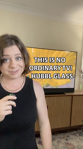The new Hubbl Glass TV is a really interesting product. With gorgeous colourway options and very handy features (you literally just plug in one cord) this is definitely a TV for those who like to keep their streaming simple! ❤️ Visit hubbl.com.au to find out more #hubbl #tech #australia [Post in partnership with @hubbl] | Elly Awesome
