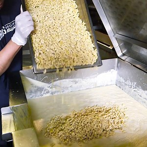 Mac 'n' cheese is the star of the show at this Texas-style BBQ joint. 🧀 | Insider Cheese