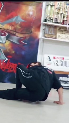 軟体ムーブで魅せるブレイクダンスの魅力