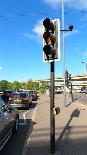 Redbridge: Southend Road A1400, Siemens Helios CLS Traffic Lights Toucan Crossing