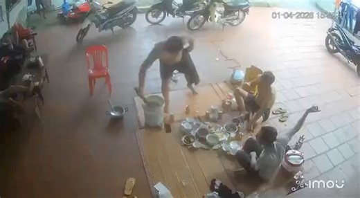 Mâu thuẫn trong lúc uống rượu người đàn ông đã dùng điếu cày tương tác vào mặt của bạn mình. Những hành động làm tổn hại đến thân thể người khác bị pháp luật Việt Nam nghiêm cấm.Video chỉ mang tính cảnh báo: phải biết kiềm chế bản thân khi nóng giận. Không cổ suý cho những hành động tương tự!