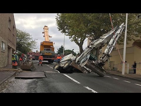 Perpignan : une rue s'effondre sous le poids d'une pelleteuse à cause d'une fuite d'eau