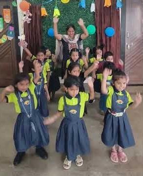 Grooving left, grooving right ---left right, left right 💃 teacher with students 😍
