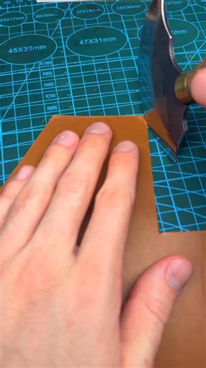 Dwa sposoby na wycinanie rogów. #leathercraft #handcrafted #lattowallet #slowmade #timelessdesign | Primary Element