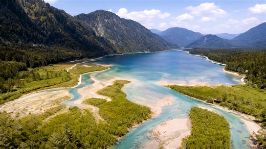 A river that paints the land