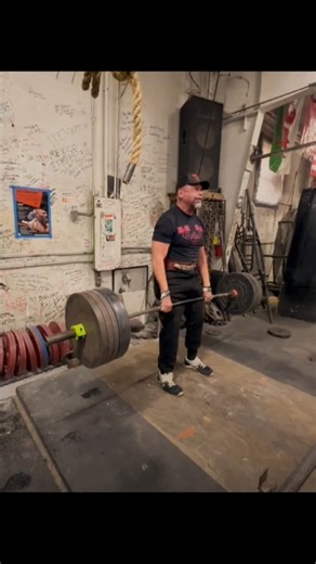 𝐓𝐇𝐄 𝐎𝐑𝐈𝐆𝐈𝐍𝐀𝐋 𝐌𝐄𝐓𝐑𝐎𝐅𝐋𝐄𝐗 𝐆𝐘𝐌 Hardcore Training on Instagram: "Most people see snow and hit snooze. We see snow and hit back. While the weak stay cozy inside, my brother Anthony and the Metroflex crew are crushing back day like it’s sunny and 75. This is Metroflex Gym—where warriors are forged while the rest of the world looks for excuses. Are you training today—or watching from the sidelines? Doors are open. No excuses. LET'S GO! 🔥 #metroflexgym #stayhardcore #bodybuilding 