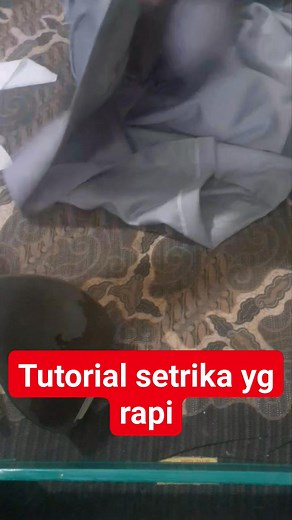 27 shares · 10 comments | Tutorial setrika kerah baju biar rapi dan tidak mengkilap dari bekas setrikaan. Pertamatama lapisi bagian atas yang mau di setrika dengan kain tipis lalu semprotkan air lalu mulai setrika, bagi yg tidak memiliki setrika uap dengan cara ini bisa kalian lakukan Yuk kita simak vidionya...! Kalau merasa konten ini bermanfaat silahkan like comment dan boleh share #jangkauanluas #vidiofyp #taylor #sewingtipsdantricks #tutorialmenyatrikayangrapi | Surya Pradana | Facebook