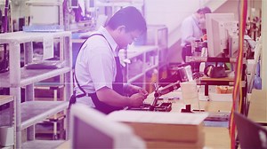 【修理歴16年 修理のスペシャリスト坂本のこだわり】 NECパーソナルコンピュータでは、修理品が届いてから24時間以内に修理を行う「1日修理（※）」を行っています。その修理業務を支えるスペシャリスト坂本のコメントと共に、修理品到着からの修理の流れをご覧ください。 http://nec-lavie.jp/brand/anshin/repair/ （※修理拠点に修理品が到着してから修理をして出荷作業を終えるまでを24時間以内で行いますが、ベストエフォートによる提供となり、一日の修理をお約束するものではありません） | NEC パーソナルコンピュータ