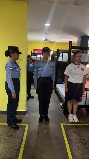 Una muestra de lo que el el entrenamiento de los cadetes de la policía nacional @Policía Nacional de Honduras @Oficial_ANAPO_Honduras