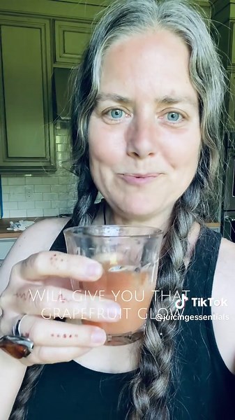 Ruby red grapefruit elixir makes me blush… and here’s why 🌺✨ It’s more than just a pretty juice—this citrus beauty is one of the most cleansing, energizing, and skin-loving fruits in nature. When I drink it fresh, on an empty stomach, I literally feel the difference—inside and out. Here’s why this elixir is a staple in my holistic routine: 🍊 Supports Liver Detox – Bitter compounds like naringin stimulate gentle cleansing 💖 Glows Up Your Skin – High in vitamin C antioxidants for collagen & ski