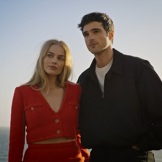 A rendez-vous Margot Robbie and her castmate, Jacob Elordi, behind the scenes on the N°5 film directed by Luca Guadagnino, See You at 5. What makes an encounter magical? N°5 IS THE ANSWER | CHANEL