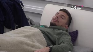 NEZAUSTAVLJIV! Dok zadrugari dolaze sebi, Lepi Mića VEŽBA KRAUL I PRSNO PLIVANJE! (VIDEO) | Zadruga Zvanična stranica