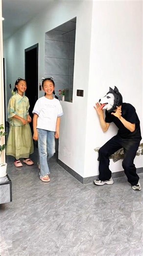 Wolf Prank 🐺 Funny Shorts #funny #prank #scary #shorts