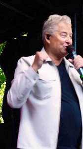 27K views · 324 reactions | Jan Keizer van BZN op het Open Air Festival in Grootegast. Zaterdag 13 september 2025 trad Keizer op met Ancora om de hit Kameraden te zingen. De zanger zong solo een paar nummers van BZN.  2025 Popjournalist www.onckovankammen.nl | Oncko Kammen - Popjournalist | Facebook