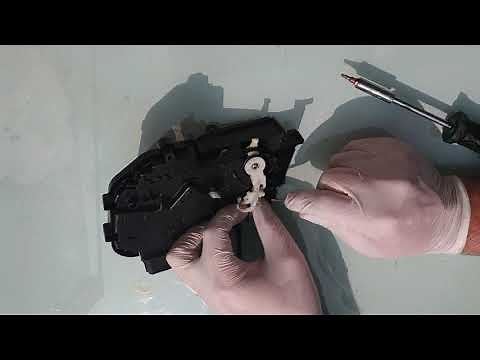Assembly of a rear door lock Volvo V70 III 2009-
