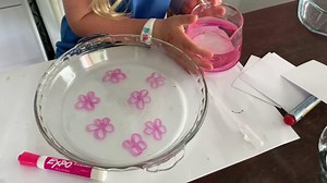 Easy at home science experiment: You just need a whiteboard marker, baking dish, water and some plain paper. This is an extension to the normal version of this experiment, which results in the creation of some beautiful artwork or gift cards. Yesterday we spent an hour or two creating really cool gift cards using whiteboard markers and water. Whiteboard markers, or permanent markers, are made from a 1) colour pigment, 2) a solvent (like alcohol) and 3) a polymer. In a permanent marker this polym