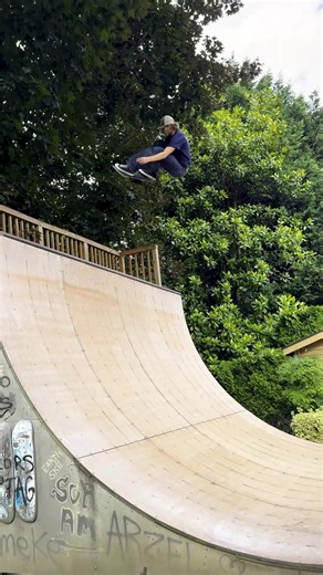 🏡 Backyard goals! #skate #skateboarding #backyardgoals #skatelife