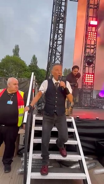 938K views · 9.9K reactions | Watch this amazing moment for seven year old Bruce Springsteen fan Farrah Lavery and her family as 'The Boss' picks her out of the crowd during his performance of Hungry Heart in Belfast  A magical moment caught on camera that Farrah will never forget ❤️ Full story: https://tinyurl.com/yh3e4x9w | Belfast Live | Facebook