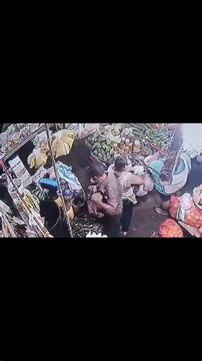 Está vez en el mercado, un hombre decidió cambiar el papel de comprador por el de ladrón. Las cámaras de seguridad captaron el momento en que el sujeto, fingiendo interés por productos, aprovechó un pequeño descuido para llevarse un bote que contenía aproximadamente cinco mil córdobas en monedas. El recipiente no solo guardaba dinero, sino el esfuerzo y ahorro de la dueña de un tramo de verduras, frutas y otros productos, quien jamás imaginó que su “alcancía” saldría caminando. | TORRE Informati