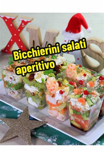 Preparate le bollicine 🥂 ce n’è per tutti i gusti e ognuno potrà scegliere il suo preferito😂o assaggiarli tutti! Il mio preferito è il primo con il salmone 😋 il vostro qual è? Vi assicuro che sono tutti buonissimi 😋 Ingredienti Per i bicchierini patate funghi e prosciutto cotto 2 patate lesse q.b. lattuga q.b. carote (a julienne) 50 g prosciutto cotto 200 g funghi sott’olio 2 cucchiai maionese q.b. prezzemolo q.b. sale q.b. pepe q.b. succo di limone q.b. olio extravergine d’oliva Per i bicch