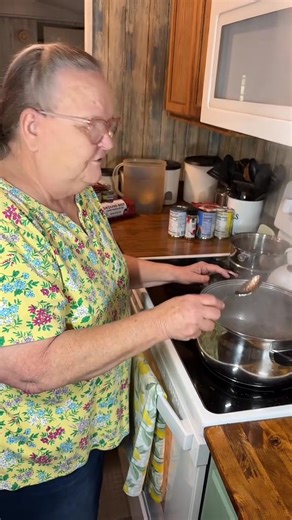 My Homemade Chili 🥣🍂 Ingredients • 2 ½ lbs. ground beef • 2 (15 oz.) cans kidney beans, undrained • 1 (15 oz.) can pinto beans, undrained • 2 (14 oz.) cans petite diced tomatoes • 2 onions, chopped • 1 bell pepper, chopped • 2 tbsp chili powder (or to taste) • 1 pkg chili seasoning mix • 1 cup water • 1 tsp sugar Instructions 1. In a large cooker, brown ground beef, onions, and bell pepper. Drain excess fat. 2. Add beans, tomatoes, chili powder, seasoning mix, water, and sugar. Stir well. 3. B