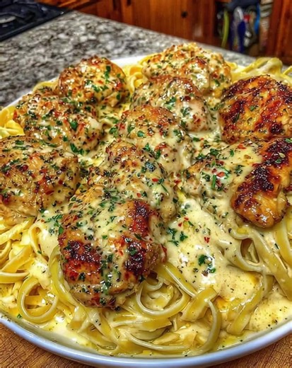 Creamy Garlic Butter Chicken & Linguine in Alfredo Sauce 🍗🍝🧄 Tender, juicy chicken in a rich garlic butter Alfredo sauce tossed with silky linguine a creamy dream dinner that hits every craving! Main Ingredients For the Chicken: • Chicken breast • Olive oil & Italian seasoning For the Sauce: • Butter & garlic • Heavy cream & Parmesan • Linguine pasta Full Recipe in C.o.ʍ.m.е.ո.τ. 💬 | Kinsley Recipes