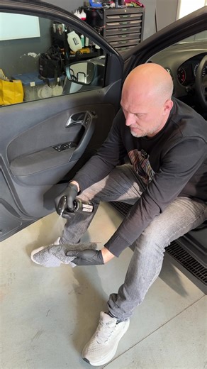 Rivestimento per plastiche interne Rivestimento per interni con protezione UV e proprietà antibatteriche FX PROTECT Interior Dressing è una formula avanzata progettata per la cura e la protezione delle superfici in plastica, vinile e gomma degli interni dei veicoli. Lascia una delicata finitura satinata che ne migliora l'aspetto senza eccessiva lucentezza. Dotato di filtri UV avanzati, protegge i materiali dallo sbiadimento e dal degrado. Gli oli sintetici arricchiscono i colori, offrendo al con