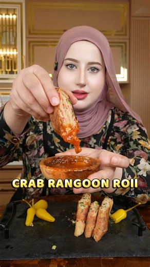 Tasyi Athasyia on Instagram: "VIRAL CRAB RANGOON ROLL RECIPE🥹❤️ ENAK BGT!!! Yg mau resep ala Aku comment “ Resep “ dibawah nanti aku kirim ke Dm kalian yaa 1000000/10⭐️⭐️⭐️⭐️⭐️ Must Try Aku udh buatka resep premium dan ekonomis, jd yg gamau pake cream cheese bisa juga bikin dan sama2 enak, dan udh ada resep Saus cocolan nya juga ya🫶🏻 #crabrangoon #recipe #resep #cooking #mukbang"