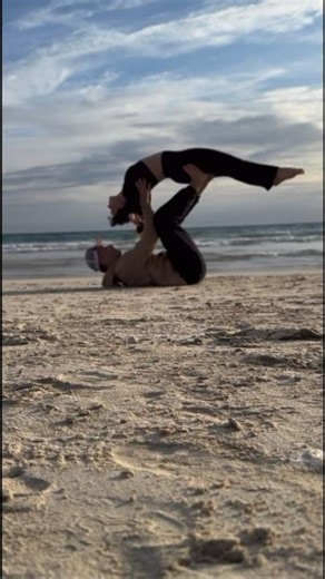 First time that we tried Acroyoga ✨ #acroyoga #movement #acrobatics #beach