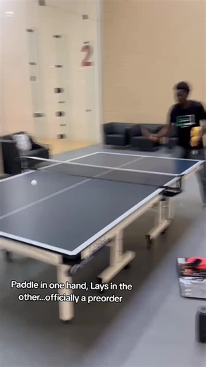 paddle in one hand, lays in the other.... serving aces and crunches, layer by layer #skills #lays #pingpong