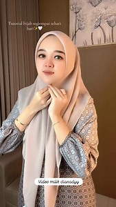 Tutorial lagiii✨🤏🏻 Baju link bio nomor 76 Hijab link bio nomor 77 yah #tutorialhijab #tutorhijab #hijabstyle #tutordianadyy #tutorhijabsimple #tutorialhijabharian #tutorialhijabsegiempat #tutorsegiempat | Dianadyy Dianadyy