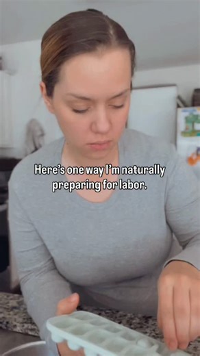 Here’s how ⬇️ Holding an ice cube for up to 60 seconds sounds a little wild, but it’s one of the best ways to train your brain for labor. Birth is so much more mental than we realize. You’re practicing how to sit with discomfort, stay calm, control your breath, and remind your body you’re safe even when something feels intense. When you do this daily, you’re strengthening the same mental pathways you’ll use during contractions. Slow breaths, relaxed shoulders, unclenched jaw, reminding yourself 